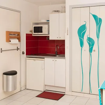 Lavandou: Climatise, Terrasse, Proche Plage, 2 Pers. - Pas D'animaux, Sans Parking - Fr-1-803-43 Apartment