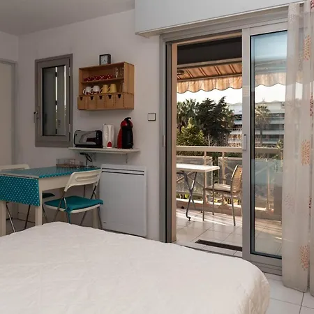 Lavandou: Climatise, Terrasse, Proche Plage, 2 Pers. - Pas D'animaux, Sans Parking - Fr-1-803-43